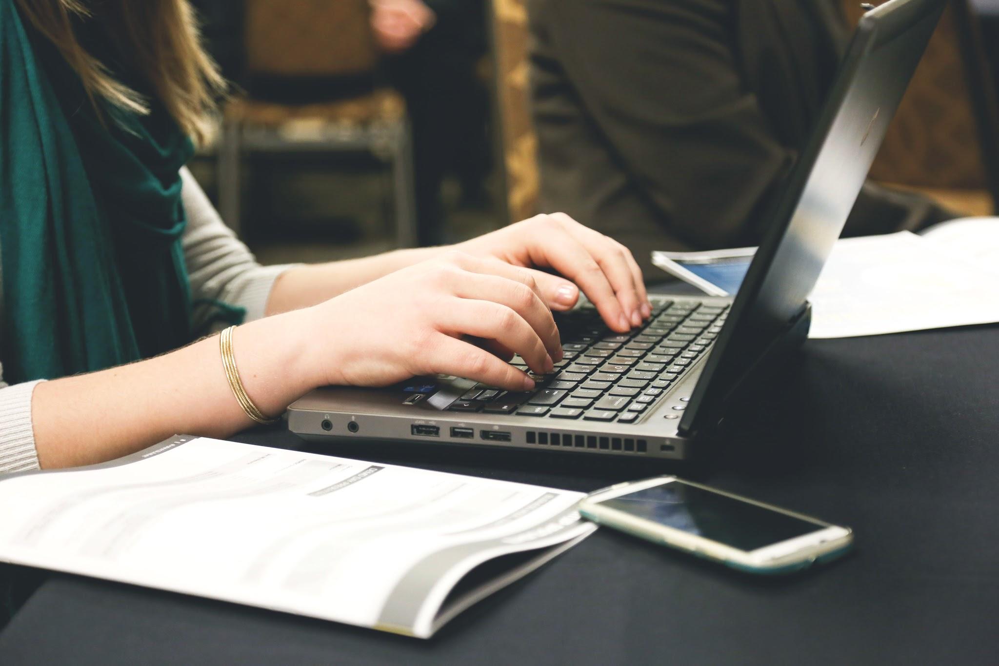 How to End a Cover Letter (5+ Tips & Examples)