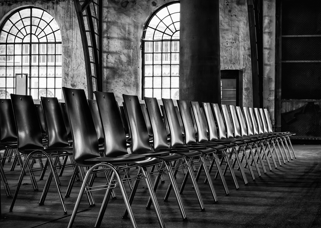 chairs-2593531_1280